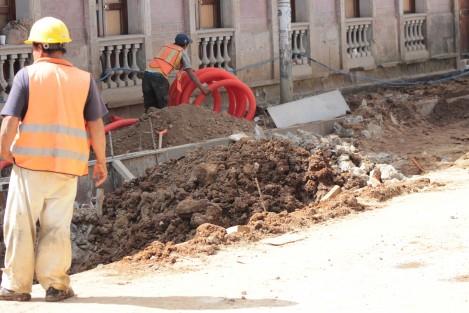 Constructores aceleran obras en el centro de Xalapa, extendiendo sus jornadas de trabajo hasta el domingo. 