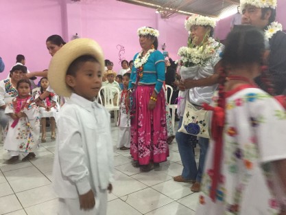 Marychuy entregó a los asistentes, unas 110 personas entre adultos y niños, un folleto donde se les pide la firma para poder reunir las 87 mil firmas de apoyo que le pide el Instituto Nacional Electoral (INE) a la aspirante para poder contender por la Presidencia de la República..