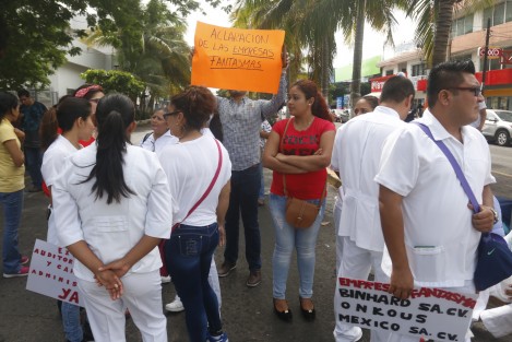 Trabajadores del sector salud adscritos al Hospital de Alta Especialidad de Veracruz, cerraron la vialidad de la avenidad 20 de Noviembre, en protesta por el requerimiento de pago de impuestos que el SAT les solicita por depósitos a sus cuentas bancarias. Los inconformes aseguran no haber recibido un solo peso de esas transacciones.