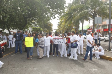 Trabajadores del sector salud adscritos al Hospital de Alta Especialidad de Veracruz, cerraron la vialidad de la avenidad 20 de Noviembre, en protesta por el requerimiento de pago de impuestos que el SAT les solicita por depósitos a sus cuentas bancarias. Los inconformes aseguran no haber recibido un solo peso de esas transacciones.