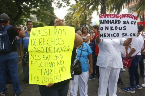 Trabajadores del sector salud adscritos al Hospital de Alta Especialidad de Veracruz, cerraron la vialidad de la avenidad 20 de Noviembre, en protesta por el requerimiento de pago de impuestos que el SAT les solicita por depósitos a sus cuentas bancarias. Los inconformes aseguran no haber recibido un solo peso de esas transacciones.