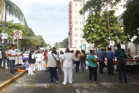 Trabajadores del sector salud adscritos al Hospital de Alta Especialidad de Veracruz, cerraron la vialidad de la avenidad 20 de Noviembre, en protesta por el requerimiento de pago de impuestos que el SAT les solicita por depósitos a sus cuentas bancarias. Los inconformes aseguran no haber recibido un solo peso de esas transacciones.