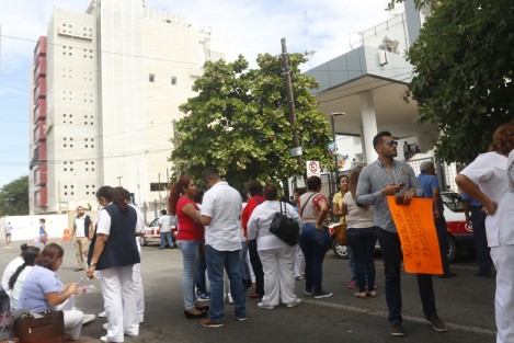 Trabajadores del sector salud adscritos al Hospital de Alta Especialidad de Veracruz, cerraron la vialidad de la avenidad 20 de Noviembre, en protesta por el requerimiento de pago de impuestos que el SAT les solicita por depósitos a sus cuentas bancarias. Los inconformes aseguran no haber recibido un solo peso de esas transacciones.