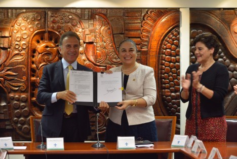 El gobernador Miguel Ángel Yunes firmó junto con la Rectora de la UV Sara Ladrón de Guevara, la promulgación del decreto que da autonomía financiera a la Universidad Veracruzana, esto en presencia de autoridades de Gobierno y del Consejo Univeristario.