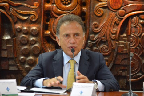 El gobernador Miguel Ángel Yunes firmó junto con la Rectora de la UV Sara Ladrón de Guevara, la promulgación del decreto que da autonomía financiera a la Universidad Veracruzana, esto en presencia de autoridades de Gobierno y del Consejo Univeristario.