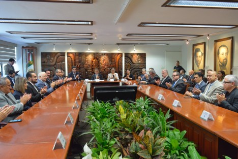 El gobernador Miguel Ángel Yunes firmó junto con la Rectora de la UV Sara Ladrón de Guevara, la promulgación del decreto que da autonomía financiera a la Universidad Veracruzana, esto en presencia de autoridades de Gobierno y del Consejo Univeristario.