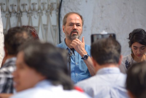 El escritor Juan Villoro estuvo presente en la explanada de la Casa del Lago UV, en el Conversatorio Diversos mundos son posibles, acompañado por mujeres del Consejo indígena de la sierra y del Totonacapan, con la finalidad de hablar sobre el proyecto de la aspirante a candidata independiente Marichuy, quien se encuentra recabando firmas para podercontender por la Presidencia de la República.
