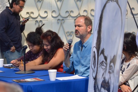 El escritor Juan Villoro estuvo presente en la explanada de la Casa del Lago UV, en el Conversatorio Diversos mundos son posibles, acompañado por mujeres del Consejo indígena de la sierra y del Totonacapan, con la finalidad de hablar sobre el proyecto de la aspirante a candidata independiente Marichuy, quien se encuentra recabando firmas para podercontender por la Presidencia de la República.