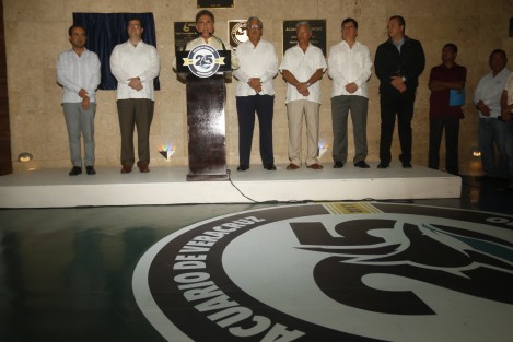El gobernador de Veracruz, Miguel Ángel Yunes Linares, develó la placa conmemorativa del 25 Aniversario del Acuario de Veracruz, en compañía de amigos y excolaboradores.