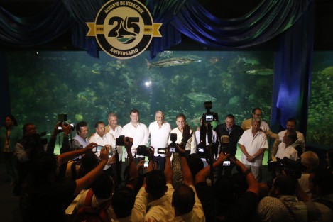El gobernador de Veracruz, Miguel Ángel Yunes Linares, develó la placa conmemorativa del 25 Aniversario del Acuario de Veracruz, en compañía de amigos y excolaboradores.