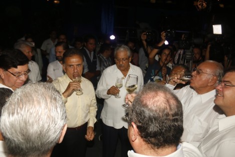 El gobernador de Veracruz, Miguel Ángel Yunes Linares, develó la placa conmemorativa del 25 Aniversario del Acuario de Veracruz, en compañía de amigos y excolaboradores.