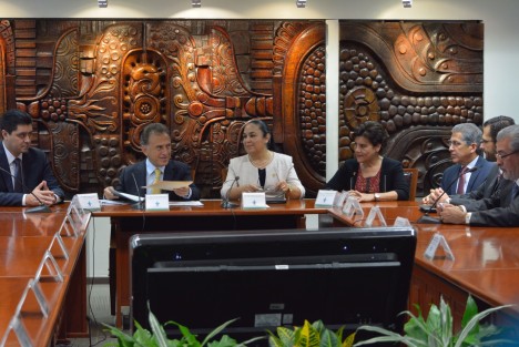 El gobernador Miguel Ángel Yunes firmó junto con la Rectora de la UV Sara Ladrón de Guevara, la promulgación del decreto que da autonomía financiera a la Universidad Veracruzana, esto en presencia de autoridades de Gobierno y del Consejo Univeristario.