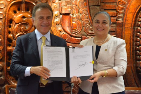 La autonomía presupuestaria de la Universidad Veracruzana (UV) fue promulgada este lunes 13 de noviembre en un acto en el que el gobernador del estado, Miguel Ángel Yunes Linares, y la rectora de esta casa de estudio, Sara Ladrón de Guevara, calificaron como histórico tanto para la principal institución educativa de la entidad como para el estado de Veracruz.