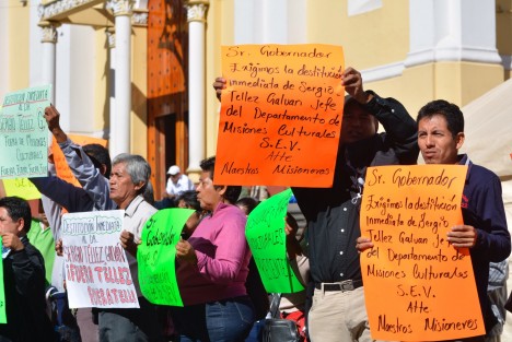 Maestros de la zona norte de Misiones culturales, se manifestaron este día en Plaza Lerdo, en protesta por la falta de pago y la destitución del Jefe de Departamento, Sergio Téllez Galván.  