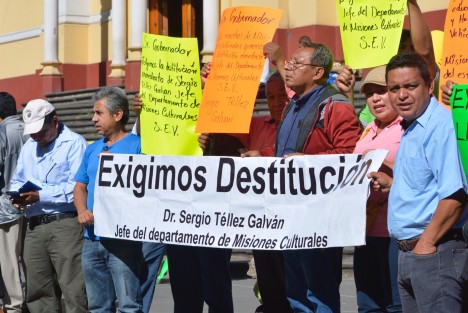 Maestros de la zona norte de Misiones culturales, se manifestaron este día en Plaza Lerdo, en protesta por la falta de pago y la destitución del Jefe de Departamento, Sergio Téllez Galván.  