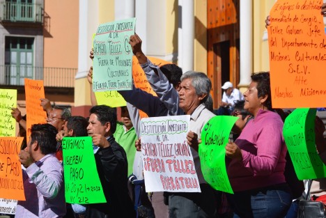 Maestros de la zona norte de Misiones culturales se manifestaron este día en Plaza Lerdo en protesta por la falta de pago y la destitución del Jefe de Departamento Sergio Téllez Galván.  