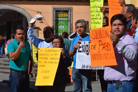 Maestros de la zona norte de Misiones culturales se manifestaron este día en Plaza Lerdo en protesta por la falta de pago y la destitución del Jefe de Departamento Sergio Téllez Galván.  