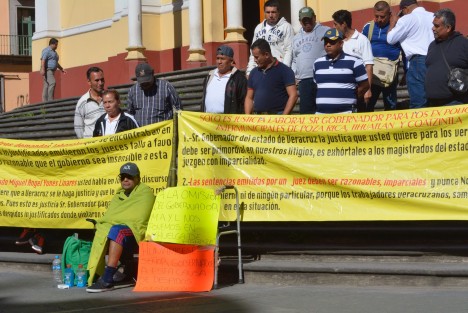 Ex policías intermunicipales de Poza Rica -Tihuatlán - Coatzintla, se manifestaron por segundo día en Plaza Lerdo; iniciaron huelga de hambre debido a sus despidos injustificados, por los que no han recibido su liquidación correspondiente, para algunos por 20 años de servicio.