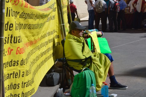 Ex policías intermunicipales de Poza Rica -Tihuatlán - Coatzintla, se manifestaron por segundo día en Plaza Lerdo; iniciaron huelga de hambre debido a sus despidos injustificados, por los que no han recibido su liquidación correspondiente, para algunos por 20 años de servicio.