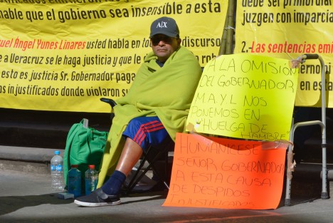 Ex policías intermunicipales de Poza Rica -Tihuatlán - Coatzintla, se manifestaron por segundo día en Plaza Lerdo; iniciaron huelga de hambre debido a sus despidos injustificados, por los que no han recibido su liquidación correspondiente, para algunos por 20 años de servicio.