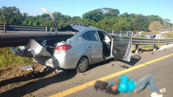 Este martes se registró un trágico accidente en la carretera La Tinaja- Cosoleacaque, una persona falleció y tres más resultaron lesionadas.