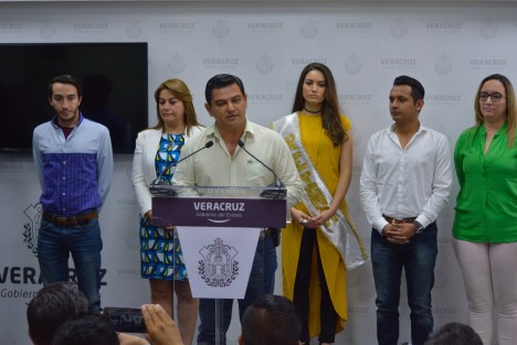 El Alcalde de Alto Lucero, Félix Manuel Domínguez Velázquez, acompañado por personal del municipio, invitaron a las fiestas patronales Cristo Rey 2017 del 23 al 26 de noviembre, donde realzarán carreras deportivas, cabalgatas, conciertos y bailes populares entre otras actividades. 