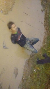 La mañana de este martes fueron hallados dos hombres que fueron atacados a balazos a un costado de la carretera Oteapan- Zaragoza, uno perdió la vida en el lugar.