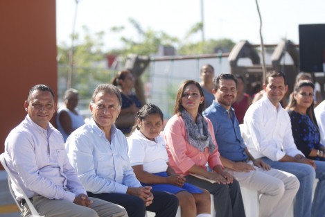 El gobernador de Veracruz, Miguel Ángel Yunes Linares, hizo entrega del plantel educativo Gabriel García Márquez, en el municipio de Medellín. Al evento acudió su hijo el alcalde de Boca del Río, aunque no fuera su municipio. 
