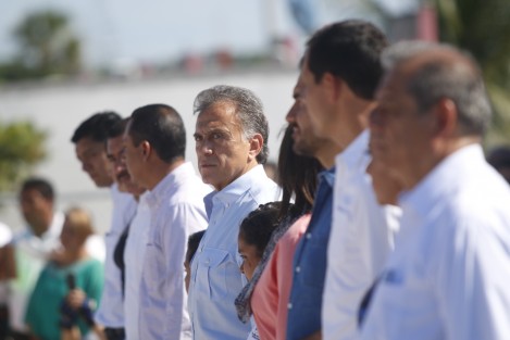 El gobernador de Veracruz, Miguel Ángel Yunes Linares, hizo entrega del plantel educativo Gabriel García Márquez, en el municipio de Medellín. Al evento acudió su hijo el alcalde de Boca del Río, aunque no fuera su municipio. 