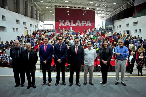 Al inaugurar el taller Temas fundamentales de regulación y competencia para el sector gasolinero, el alcalde Américo Zúñiga Martínez reconoció al senador José Francisco Yunes Zorrilla por promover este acercamiento, que permite impulsar el diálogo social, así como la capacitación y actualización en las nuevas reglas de operación de los gasolineros.
