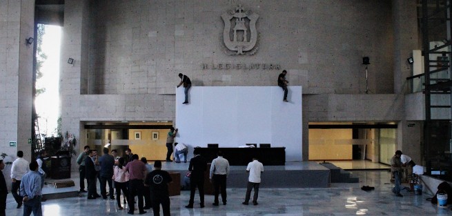 Diputados supervisaron el escenario para el acto de entrega del Informe de Gobierno de Miguel Ángel Yunes Lnares, este miércoles.