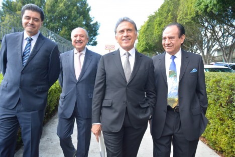 Aunque no es populista, el gobernador Miguel Ángel Yunes Linares optó por llegar caminando desde la esquina al Palacio Legislativo, para la presentación de su Informe de Gobierno. 