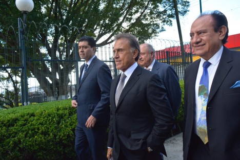 Aunque funcionarios del Gobierno Estatal acompañaron al gobernador a hacer la entrega de su informe, evitaron conceder entrevistas, según algunos,  por órdenes superiores.  