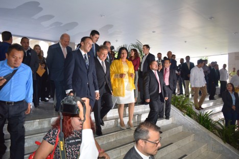Con una lista de buenos propósitos a cumplir en su último año de gestión, más que de grandes obras  y acciones en beneficio de los veracruzanos, el gobernador Miguel Ángel Yunes Linares se presentó en el Palacio Legislativo, cobijado y aplaudido por diputados panistas y perredistas, a entregar su Primer Informe de Gobierno.  