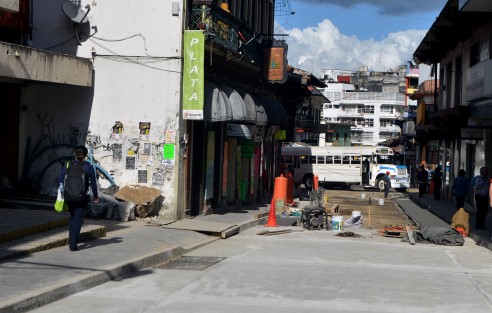 Aunque se han acelerado los trabajos de reconstrucción de calles del Centro Histórico de Xalapa, extendiendo las jornadas de trabajo a domingos y altas horas de las noches, aún falta para concluirlas, máxime si se desea que las mismas queden con la calidad que la costosa inversión implicaría.  Paciencia, queda mes y medio de administración y la mejor foto de inauguración será la percepción ciudadana de obras bien hechas.   