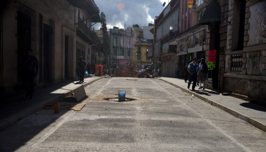 Aunque se han acelerado los trabajos de reconstrucción de calles del Centro Histórico de Xalapa, extendiendo las jornadas de trabajo a domingos y altas horas de las noches, aún falta para concluirlas, máxime si se desea que las mismas queden con la calidad que la costosa inversión implicaría.  Paciencia, queda mes y medio de administración y la mejor foto de inauguración será la percepción ciudadana de obras bien hechas.   