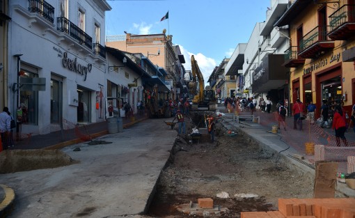 Aunque se han acelerado los trabajos de reconstrucción de calles del Centro Histórico de Xalapa, extendiendo las jornadas de trabajo a domingos y altas horas de las noches, aún falta para concluirlas, máxime si se desea que las mismas queden con la calidad que la costosa inversión implicaría.  Paciencia, queda mes y medio de administración y la mejor foto de inauguración será la percepción ciudadana de obras bien hechas.   