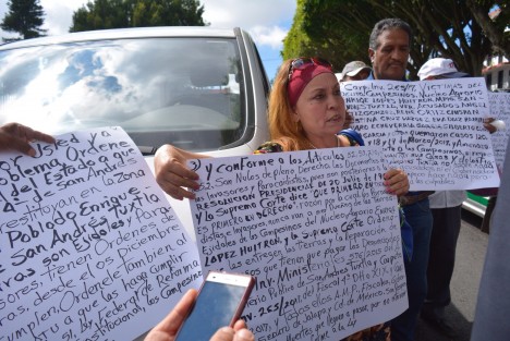 Pobladores de San Andrés Tuxtla arribaron a las inmediaciones del Congreso para abordar al gobernador luego de su informe de gobierno, para pedir la intervención de la Fiscalía en el caso de despojo de tierras ejidales en esta región, las cuales han sido invadidas desde el año 1990,  por lo que han sufrido acoso y amenazas.