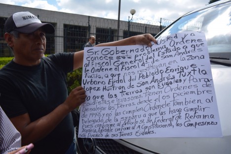 Pobladores de San Andrés Tuxtla arribaron a las inmediaciones del Congreso para abordar al gobernador luego de su informe de gobierno, para pedir la intervención de la Fiscalía en el caso de despojo de tierras ejidales en esta región, las cuales han sido invadidas desde el año 1990,  por lo que han sufrido acoso y amenazas.
