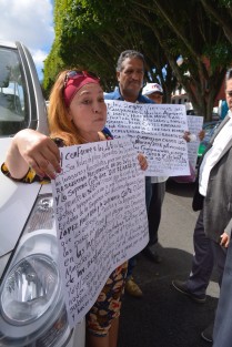 Pobladores de San Andrés Tuxtla arribaron a las inmediaciones del Congreso para abordar al gobernador luego de su informe de gobierno, para pedir la intervención de la Fiscalía en el caso de despojo de tierras ejidales en esta región, las cuales han sido invadidas desde el año 1990,  por lo que han sufrido acoso y amenazas.