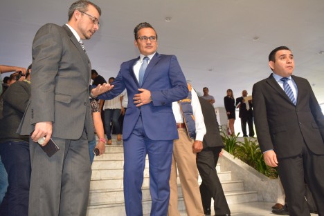 Secretarios de despacho desfilaron previo al informe de labores del Gobernador panista Miguel Ángel Yunes, sin embargo no aceptaron entrevistas de los reporteros y se concretaron a ocupar sus lugares para escuchar al mandatario y aplaudir.