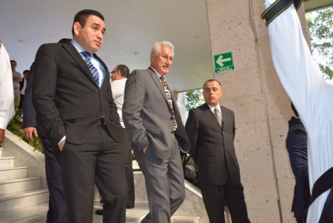 Secretarios de despacho desfilaron previo al informe de labores del Gobernador panista Miguel Ángel Yunes, sin embargo no aceptaron entrevistas de los reporteros y se concretaron a ocupar sus lugares para escuchar al mandatario y aplaudir.