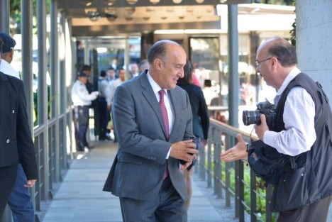 Secretarios de despacho desfilaron previo al informe de labores del Gobernador panista Miguel Ángel Yunes, sin embargo no aceptaron entrevistas de los reporteros y se concretaron a ocupar sus lugares para escuchar al mandatario y aplaudir.