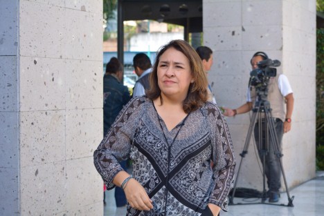 Secretarios de despacho desfilaron previo al informe de labores del Gobernador panista Miguel Ángel Yunes, sin embargo no aceptaron entrevistas de los reporteros y se concretaron a ocupar sus lugares para escuchar al mandatario y aplaudir.