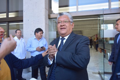 Secretarios de despacho desfilaron previo al informe de labores del Gobernador panista Miguel Ángel Yunes, sin embargo no aceptaron entrevistas de los reporteros y se concretaron a ocupar sus lugares para escuchar al mandatario y aplaudir.