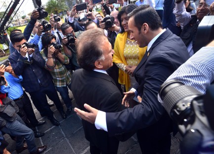Con una lista de buenos propósitos a cumplir en su último año de gestión, más que de grandes obras y acciones en beneficio de los veracruzanos, el gobernador Miguel Ángel Yunes Linares se presentó en el Palacio Legislativo, cobijado y aplaudido por diputados panistas y perredistas, a entregar su Primer Informe de Gobierno