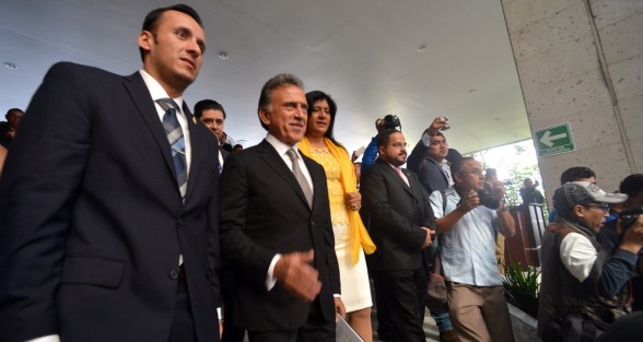 Con una lista de buenos propósitos a cumplir en su último año de gestión, más que de grandes obras y acciones en beneficio de los veracruzanos, el gobernador Miguel Ángel Yunes Linares se presentó en el Palacio Legislativo, cobijado y aplaudido por diputados panistas y perredistas, a entregar su Primer Informe de Gobierno