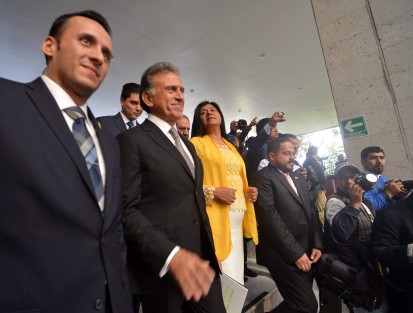 Con una lista de buenos propósitos a cumplir en su último año de gestión, más que de grandes obras y acciones en beneficio de los veracruzanos, el gobernador Miguel Ángel Yunes Linares se presentó en el Palacio Legislativo, cobijado y aplaudido por diputados panistas y perredistas, a entregar su Primer Informe de Gobierno.
