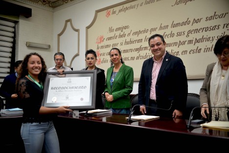 En nombre del gobierno y del pueblo de Xalapa, el alcalde Américo Zúñiga Martínez entregó un reconocimiento a Allison Hernández Espinoza, por representar dignamente al estado de Veracruz en campeonatos estatales y nacionales de natación en aguas abiertas.
