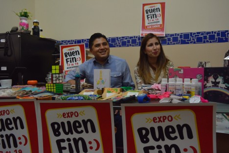 El Regidor Heriberto Ponce, acompañado por productores locales, invitaron al bazar que se realizará en la zona de Los Lagos con motivo del Buen Fin, donde más de 30 artesanos, productores y creadores locales pondrán a la venta diversos artículos a precios accesibles. 